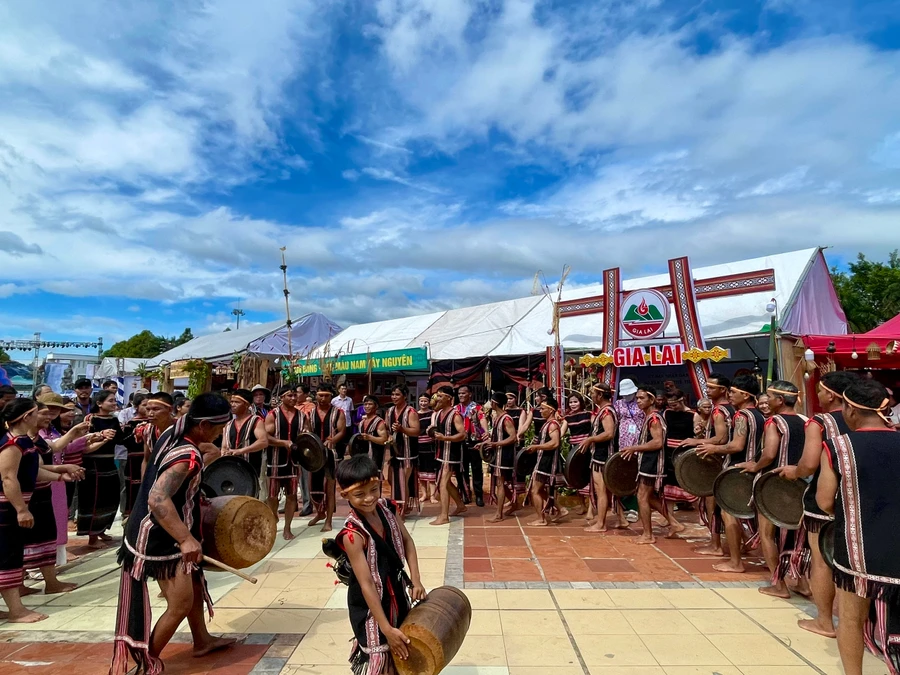 Nghi lễ hoàn thành, bà con vui trong điệu chiêng, tiếng cồng, thưởng thức rượu cần và vui chơi tại bến nước.