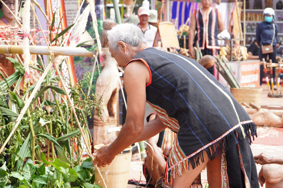 Những người trong làng lần lượt lấy nước rửa mặt, chân tay.