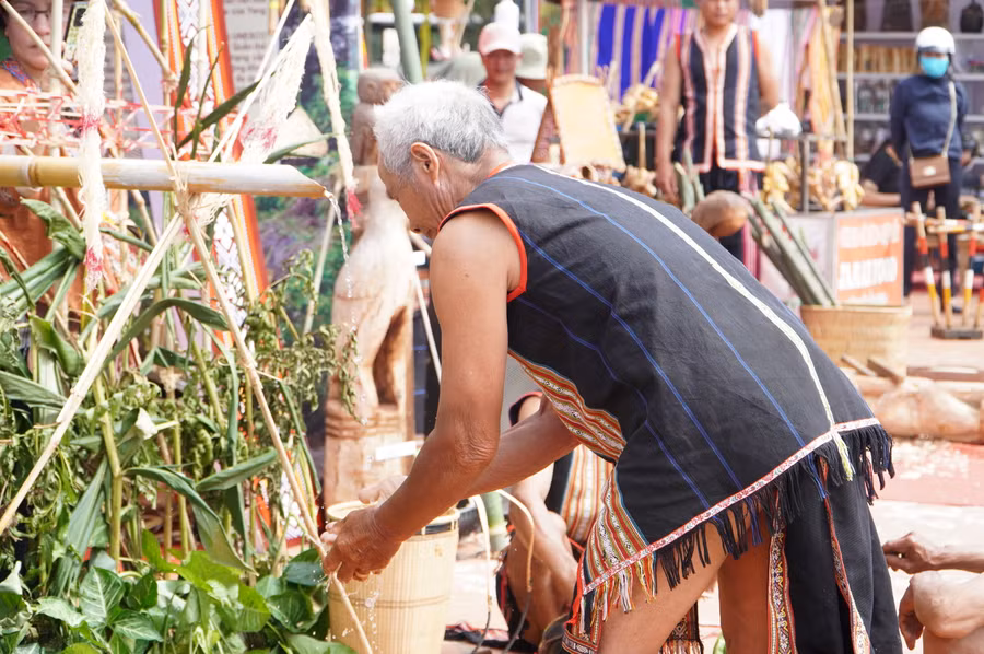 Những người trong làng lần lượt lấy nước rửa mặt, chân tay.