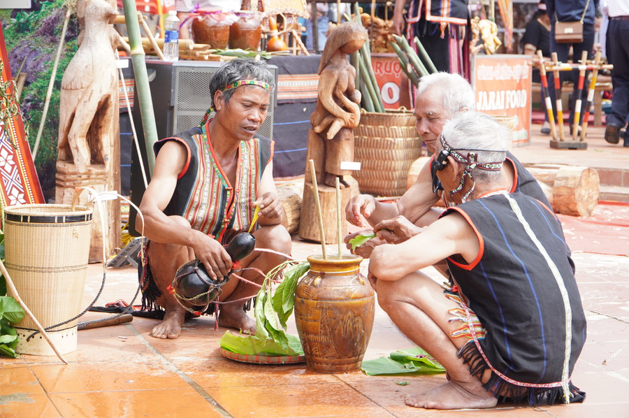 Già làng khấn cầu thần linh phù hộ cho dân làng có nguồn nước dồi dào, mọi người được ấm no, sức khỏe.