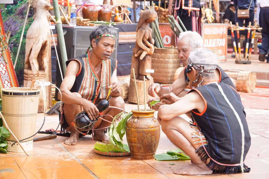 Già làng khấn cầu thần linh phù hộ cho dân làng có nguồn nước dồi dào, mọi người được ấm no, sức khỏe.