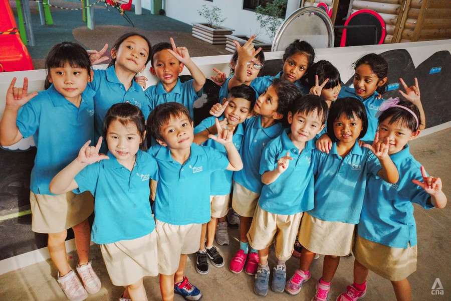 Trẻ khiếm thính vui vẻ, hòa đồng cùng bạn bè trong lớp học.