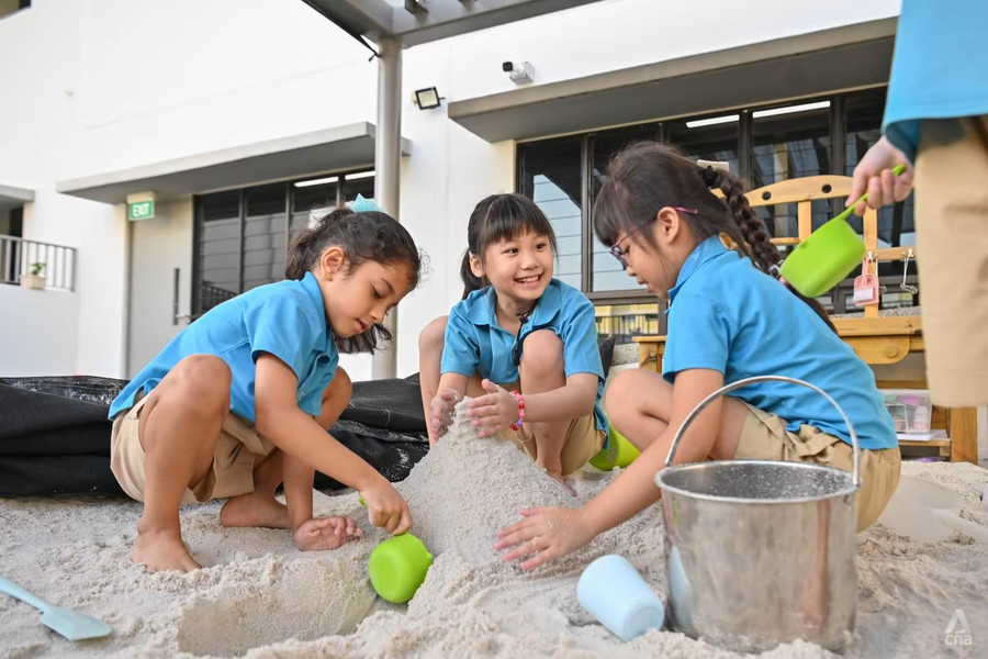 Trẻ tham gia lớp học cùng các bạn khiếm thính, được hỗ trợ bởi một giáo viên dạy ký hiệu.