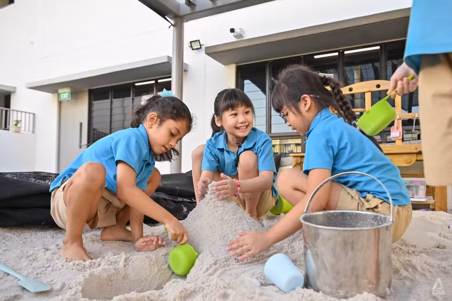 Trẻ tham gia lớp học cùng các bạn khiếm thính, được hỗ trợ bởi một giáo viên dạy ký hiệu.