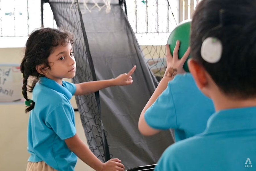 Khi bắt đầu giảng dạy, giáo viên giao tiếp với các em bằng những cử chỉ đơn giản.