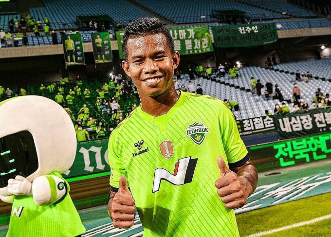 Cầu thủ Thái Lan Sasalak Haiprakhon trong màu áo Jeonbuk Hyundai Motors. Cầu thủ Thái Lan Sasalak Haiprakhon trong màu áo Jeonbuk Hyundai Motors.