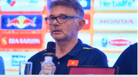 VFF hỗ trợ 3 tháng lương khi chia tay HLV Troussier.