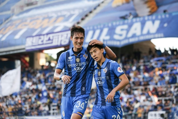 Park Yong-woo (trái) đối mặt án kỷ luật kép từ Câu lạc bộ Ulsan Hyundai và Liên đoàn Bóng đá Hàn Quốc. Park Yong-woo (trái) đối mặt án kỷ luật kép từ Câu lạc bộ Ulsan Hyundai và Liên đoàn Bóng đá Hàn Quốc.