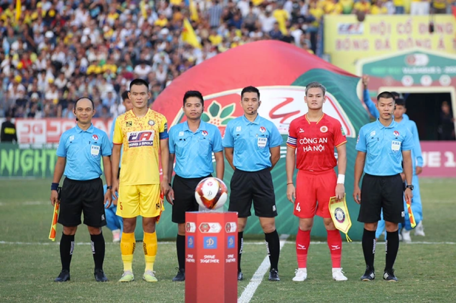 Trọng tài Bin Tuan Mohd Yassin (Malaysia, thứ ba từ phải sang) vừa tham gia điều hành trận Thanh Hóa gặp Công an Hà Nội ở vòng 11 V-League 2023. Trọng tài Bin Tuan Mohd Yassin (Malaysia, thứ ba từ phải sang) vừa tham gia điều hành trận Thanh Hóa gặp Công an Hà Nội ở vòng 11 V-League 2023.