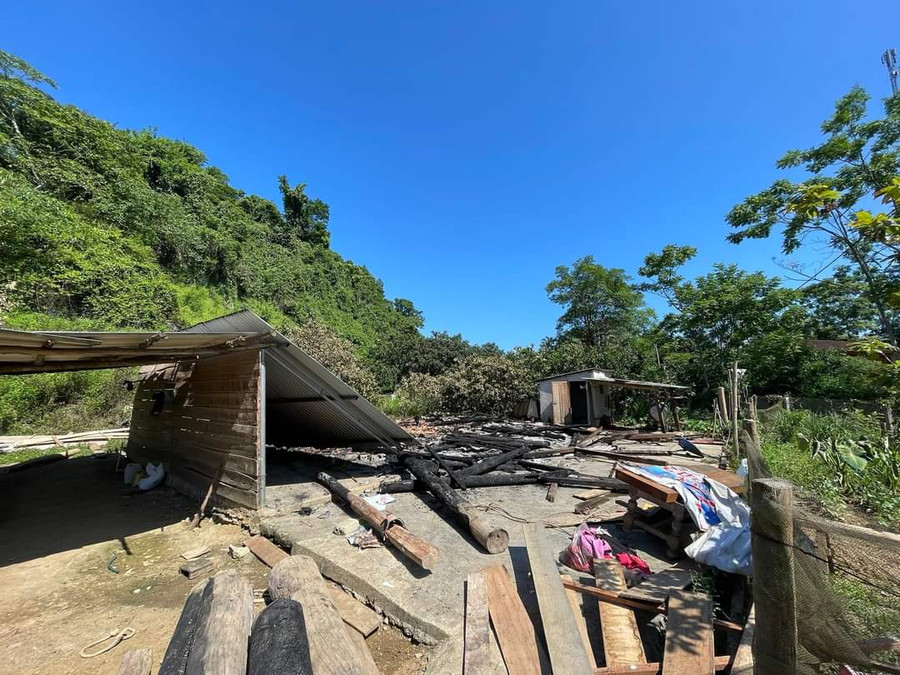 Hiện gia đình chị Hà phải dùng phên che tạm để trú ngụ. (Ảnh: Văn Tư)