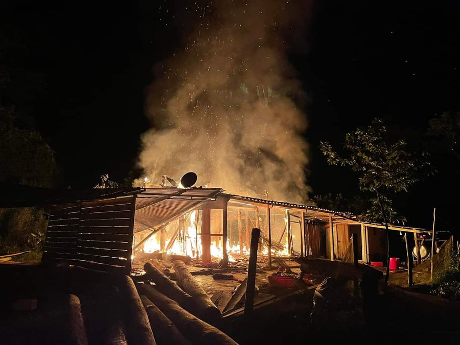 Ngôi nhà bốc cháy dữ dội trong đêm. (Ảnh: Văn Tư)