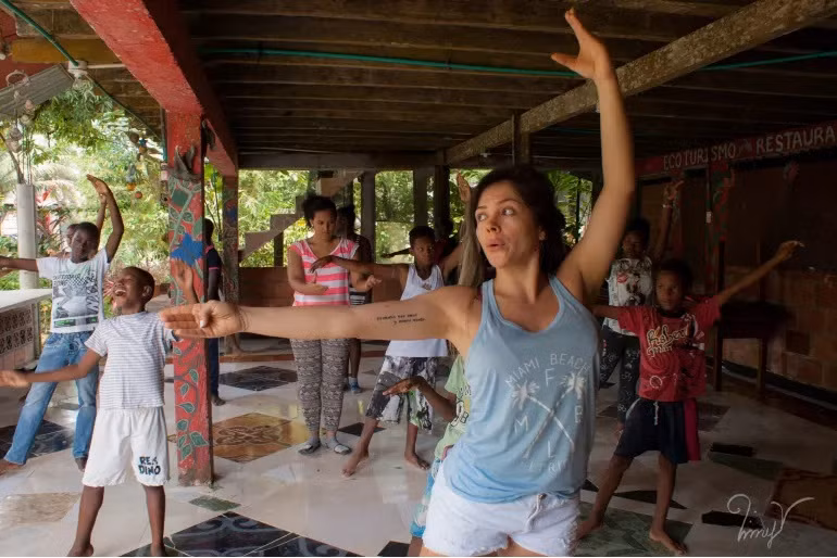 Bà Martha Isabel Cordoba Arevalo, người sáng lập Mi Cuerpo Es Mi Historia, dạy một lớp salsa ở Buenaventura, Colombia. Ảnh: Fanny Aparicio/Al Jazeera