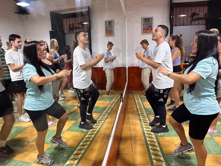 Một lớp học salsa dành cho khách du lịch ở Cali, Colombia. Ảnh: Peter Yeung/Al Jazeera