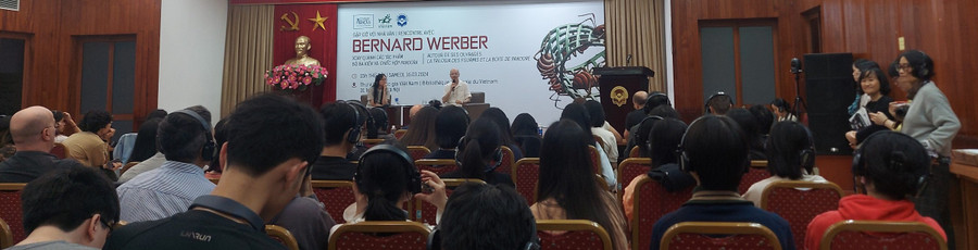 Buổi trò chuyện của nhà văn Bernard Werber đầy cuốn hút. Ảnh: Bình Thanh