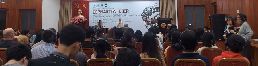 Buổi trò chuyện của nhà văn Bernard Werber đầy cuốn hút. Ảnh: Bình Thanh