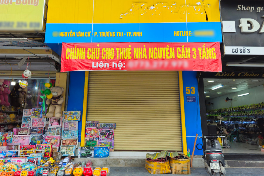 Chi phí mặt bằng tăng cao, trong khi sức mua giảm khiến nhiều cửa hàng ế ẩm. Chi phí mặt bằng tăng cao, trong khi sức mua giảm khiến nhiều cửa hàng ế ẩm.