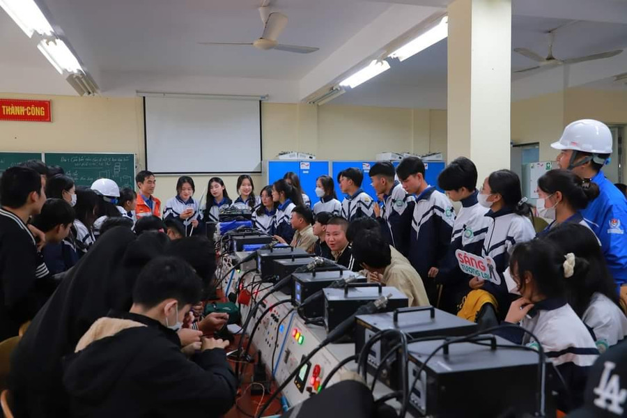 Việc tham quan thực tế tại trường nghề giúp học sinh THPT hiểu biết hơn về các ngành nghề mà mình hướng tới. Việc tham quan thực tế tại trường nghề giúp học sinh THPT hiểu biết hơn về các ngành nghề mà mình hướng tới.