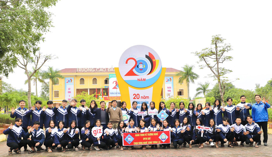 Học sinh Trường THPT Nguyễn Đình Liễn tới tham quan, trải nghiệm tại Trường Cao đẳng Kỹ thuật Việt – Đức Hà Tĩnh. Học sinh Trường THPT Nguyễn Đình Liễn tới tham quan, trải nghiệm tại Trường Cao đẳng Kỹ thuật Việt – Đức Hà Tĩnh.