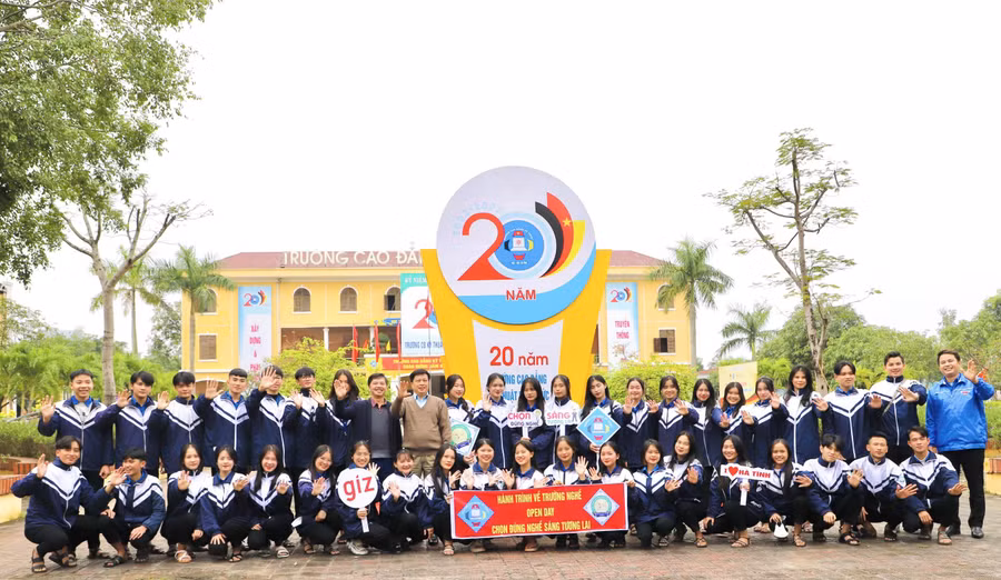 Học sinh Trường THPT Nguyễn Đình Liễn tới tham quan, trải nghiệm tại Trường Cao đẳng Kỹ thuật Việt – Đức Hà Tĩnh.