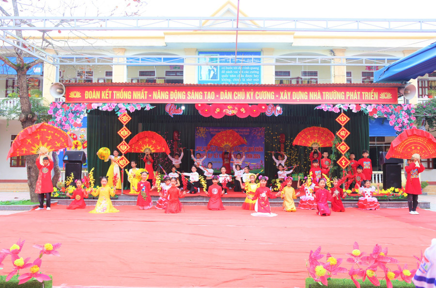 Các tiết mục văn nghệ đặc sắc do các em học sinh biểu diễn.