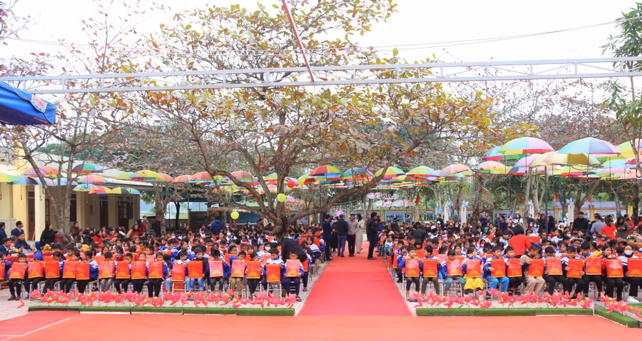 Những món quà ý nghĩa với mong muốn các em có cái Tết đủ đầy và ấm cúng hơn.