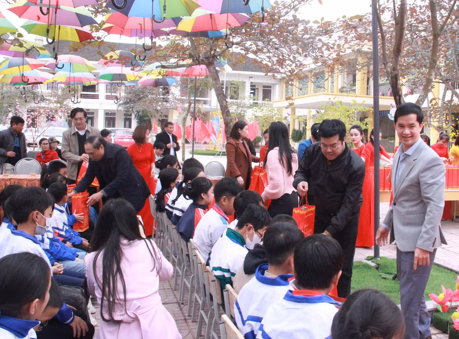 ... cùng đại diện VP Báo GD&amp;TĐ khu vực Bắc Trung bộ...