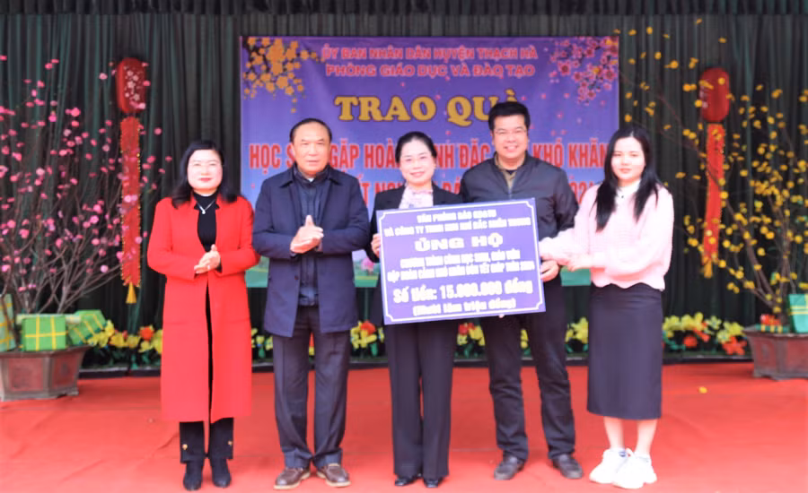 Đại diện Báo GD&amp;TĐ khu vực Bắc Trung bộ và Công ty TNHH Kim khí Bắc Miền Trung trao tặng số tiền 15 triệu đồng.