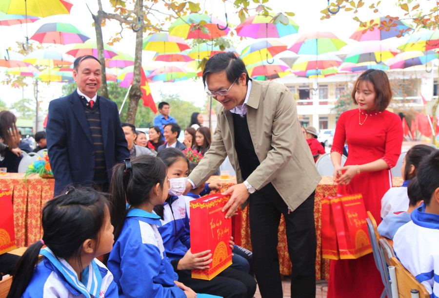... lãnh đạo huyện Thạch Hà...