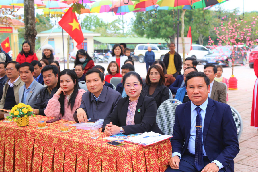 Các đại biểu tham dự chương trình trao quà do Phòng GD&amp;ĐT huyện Thạch Hà tổ chức.