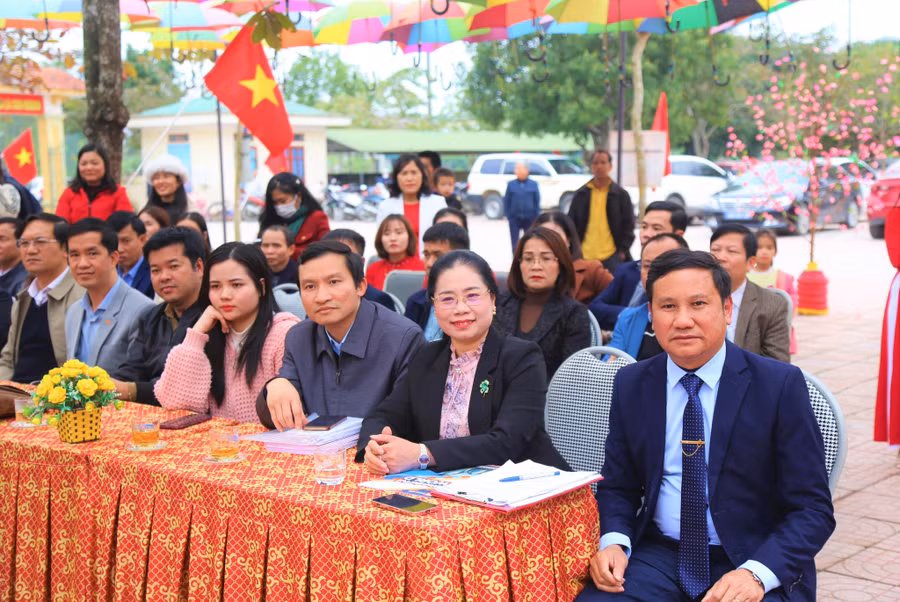 Các đại biểu tham dự chương trình trao quà do Phòng GD&amp;ĐT huyện Thạch Hà tổ chức.