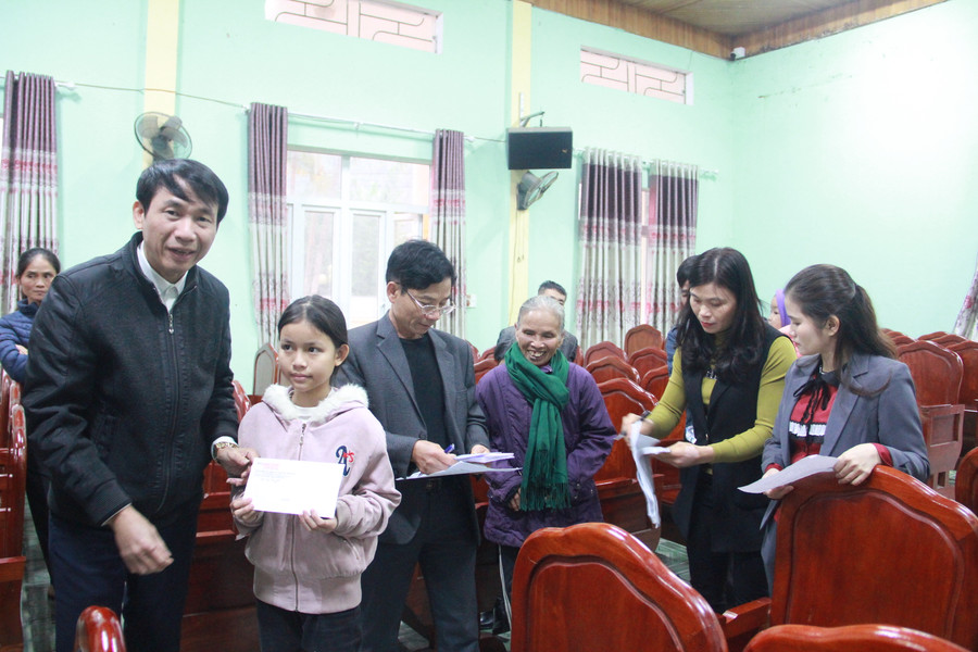 Ông Nguyễn Trường Giang, Trưởng Phòng giáo dục huyện Hương Sơn trao quà cho các em học sinh nghèo vượt khó. Ông Nguyễn Trường Giang, Trưởng Phòng giáo dục huyện Hương Sơn trao quà cho các em học sinh nghèo vượt khó.