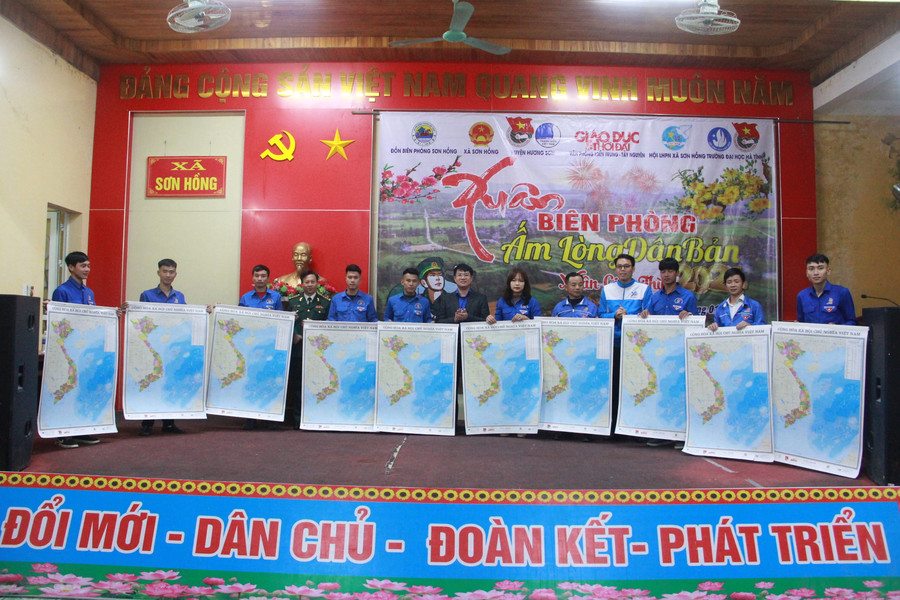 Huyện đoàn Hương Sơn trao tặng bản đồ Việt Nam cho các chi đoàn. Huyện đoàn Hương Sơn trao tặng bản đồ Việt Nam cho các chi đoàn.
