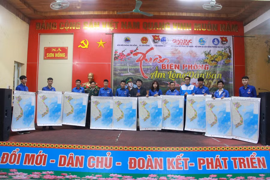 Huyện đoàn Hương Sơn trao tặng bản đồ Việt Nam cho các chi đoàn.