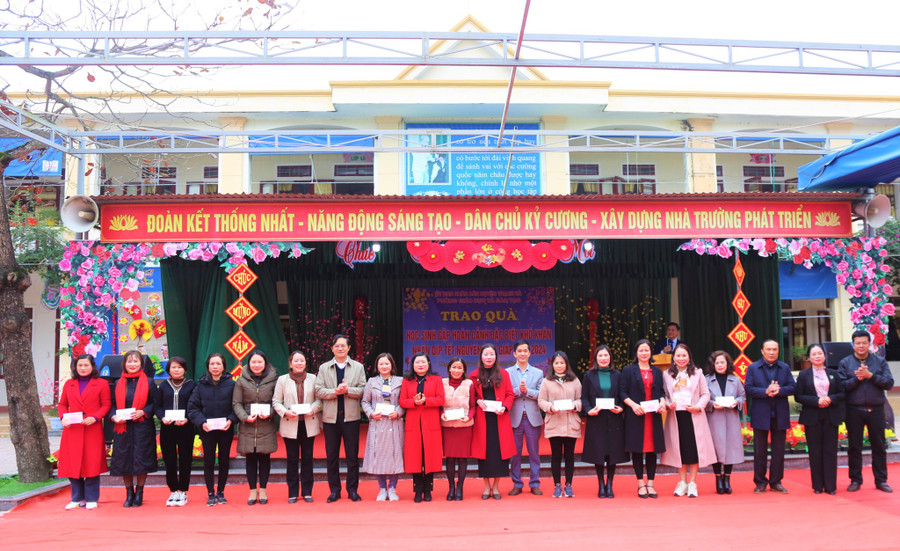 Chương trình trao tặng 283 suất quà cho các cháu mầm non có hoàn cảnh khó khăn.