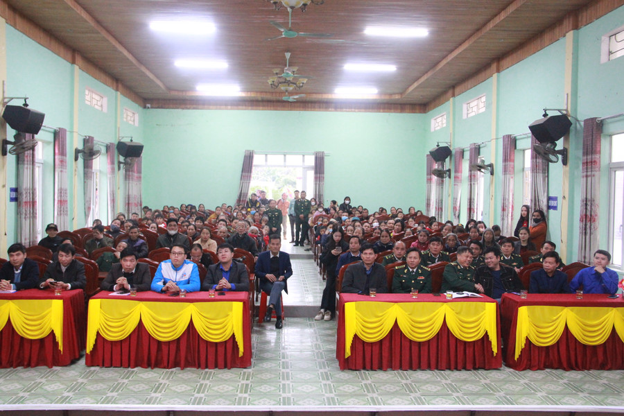 Các đại biểu tham dự cùng đông đảo bà con nhân dân xã Sơn Hồng. Các đại biểu tham dự cùng đông đảo bà con nhân dân xã Sơn Hồng.