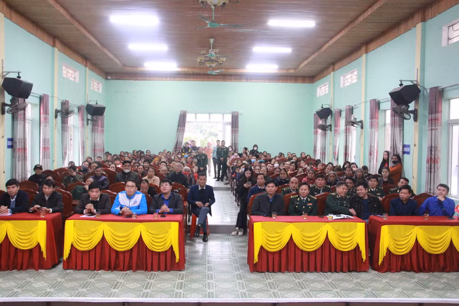 Các đại biểu tham dự cùng đông đảo bà con nhân dân xã Sơn Hồng.