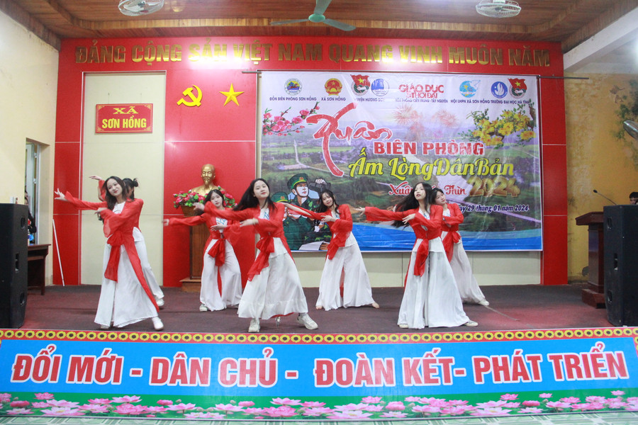 Chương trình với nhiều tiết mục văn nghệ đặc sắc. Chương trình với nhiều tiết mục văn nghệ đặc sắc.