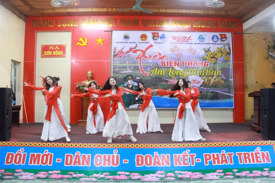 Chương trình với nhiều tiết mục văn nghệ đặc sắc.