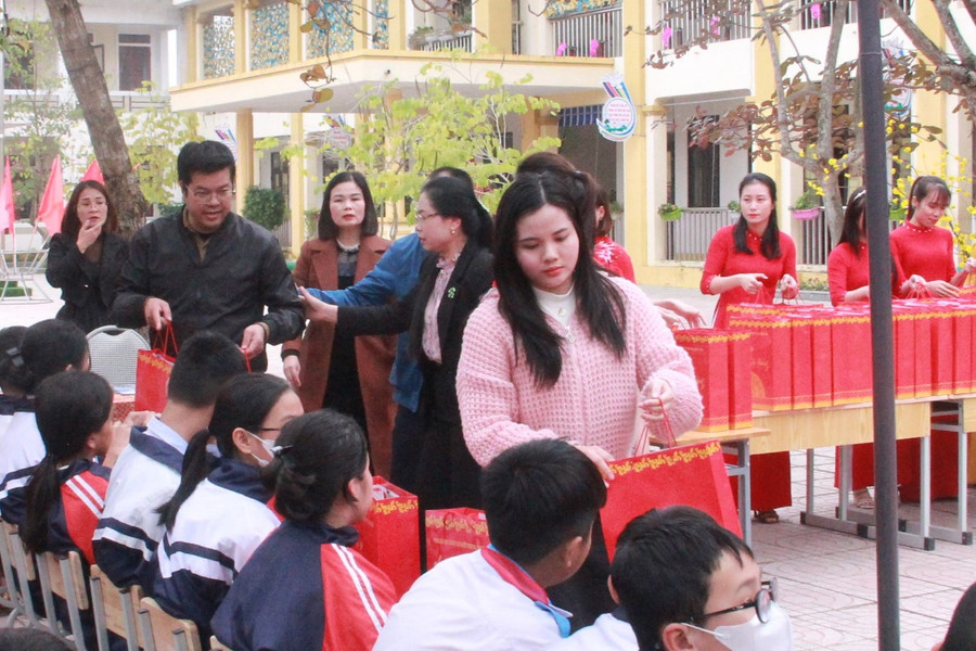 và các đơn vị tài trợ trao quà cho học sinh có hoàn cảnh đặc biệt khó khăn.