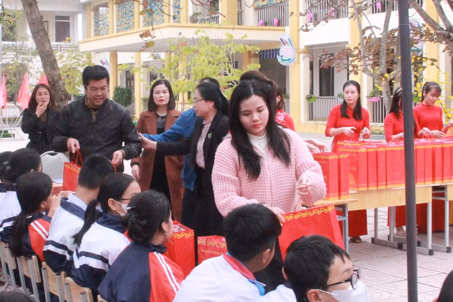 và các đơn vị tài trợ trao quà cho học sinh có hoàn cảnh đặc biệt khó khăn.