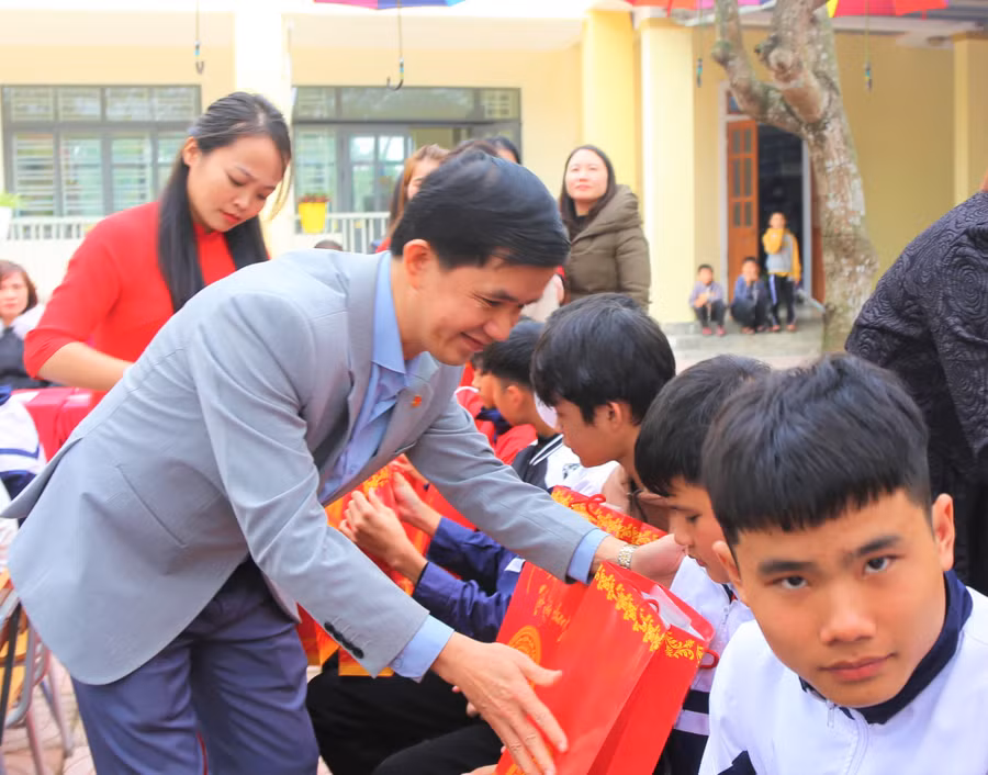 ... đại diện lãnh đạo Sở GD&amp;ĐT...