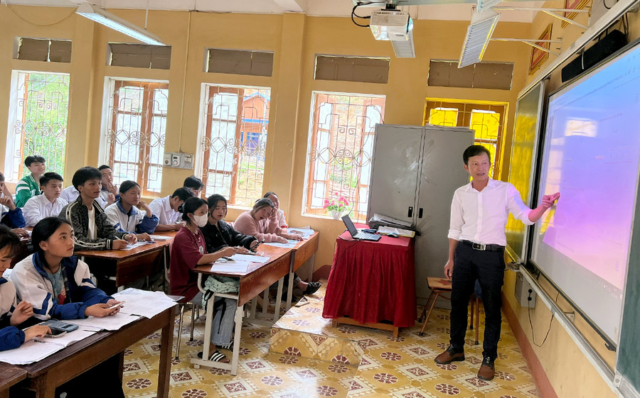 Thầy và trò Trường THPT Mù Cang Chải tích cực ôn luyện. Thầy và trò Trường THPT Mù Cang Chải tích cực ôn luyện.