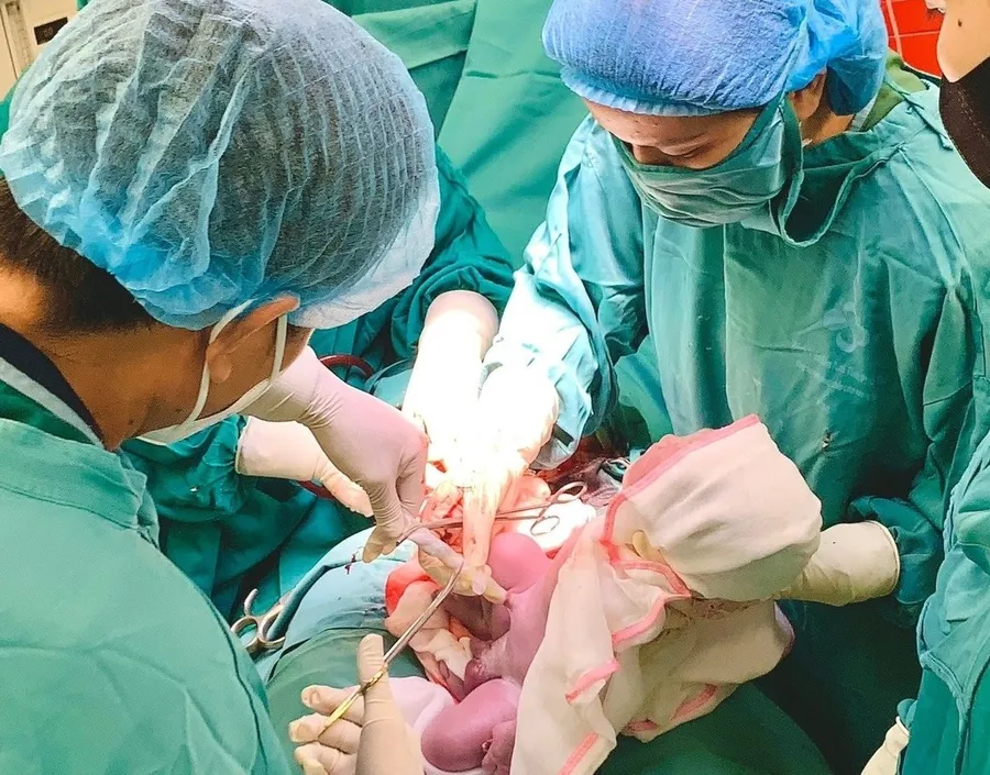 Em bé sinh ra cùng vòng tránh thai của mẹ tại Bệnh viện Sản Nhi tỉnh Phú Thọ.