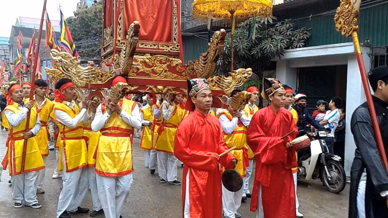 Hội làng Tam Tảo rước từ đền Phụ Quốc tưởng nhớ vợ chồng ông Trần Quý đã cưu mang Lý Công Uẩn.