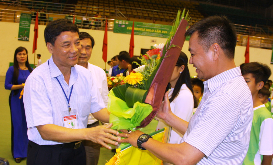 Ông Nguyễn Hữu Quất – Phó Bí thư Thường trực tỉnh ủy tặng hoa cho các đội tham dự giải Ông Nguyễn Hữu Quất – Phó Bí thư Thường trực tỉnh ủy tặng hoa cho các đội tham dự giải