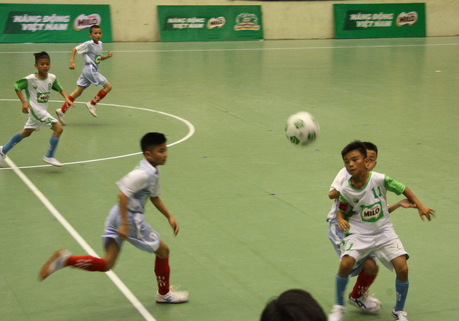 Trận đấu sau lễ khai mạc với những pha tranh giành bóng quyết liệt ở khu vực trung tuyến giữa hai đội bóng Tiểu học Bắc Ninh (áo màu xanh trắng) và Tiểu học Ninh Bình (áo màu ghi xám) Trận đấu sau lễ khai mạc với những pha tranh giành bóng quyết liệt ở khu vực trung tuyến giữa hai đội bóng Tiểu học Bắc Ninh (áo màu xanh trắng) và Tiểu học Ninh Bình (áo màu ghi xám)