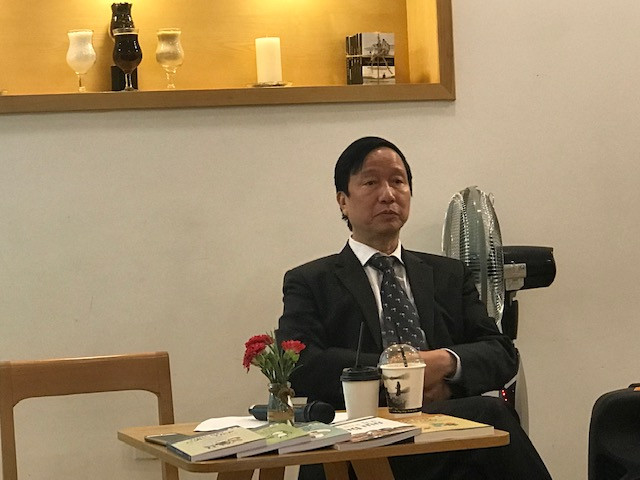 GS.TS Nguyễn Thanh Liêm trò chuyện trong buổi ra mắt sách GS.TS Nguyễn Thanh Liêm trò chuyện trong buổi ra mắt sách