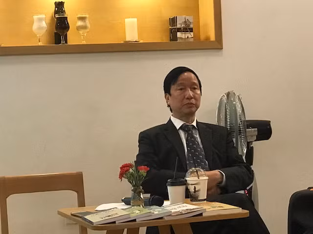 GS.TS Nguyễn Thanh Liêm trò chuyện trong buổi ra mắt sách