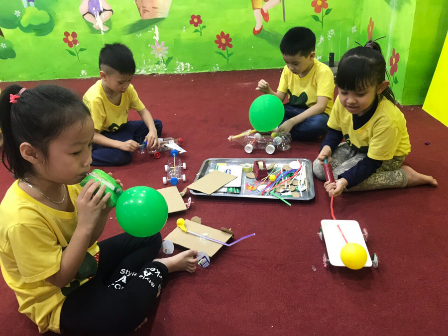 Bé cùng nhau làm bánh xe chuyển động. Bé cùng nhau làm bánh xe chuyển động.