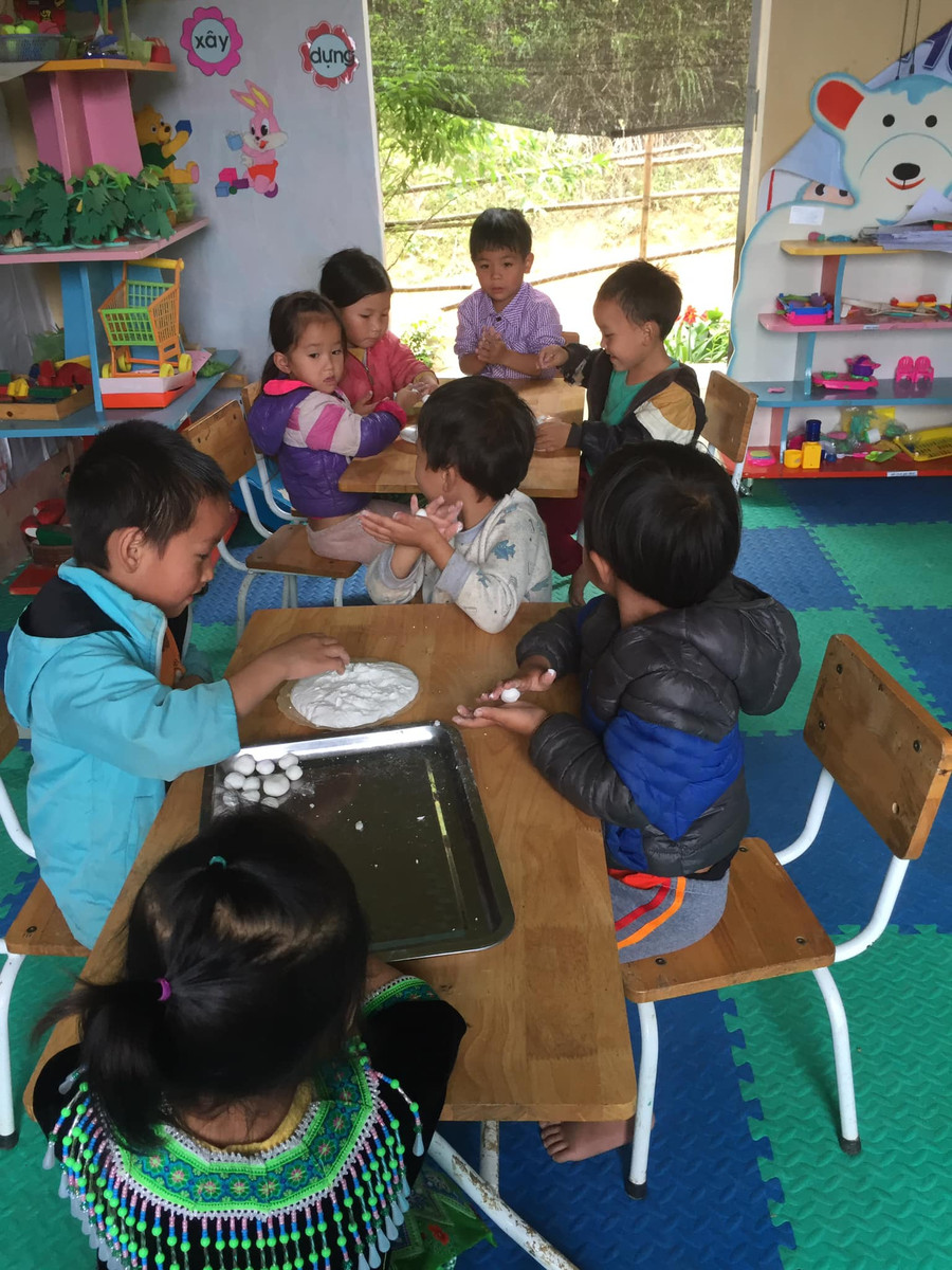 Các bé háo hức với việc nặn bánh Các bé háo hức với việc nặn bánh